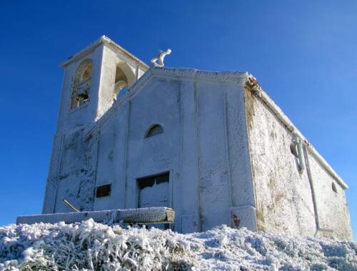 La chiesetta sulla sommità del Monte Tobbio